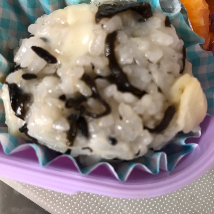 ひじきとチーズの塩昆布おにぎり